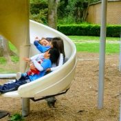 “Abril, mes de la literatura infantil y juvenil”, una estantería, Ana Saenz
